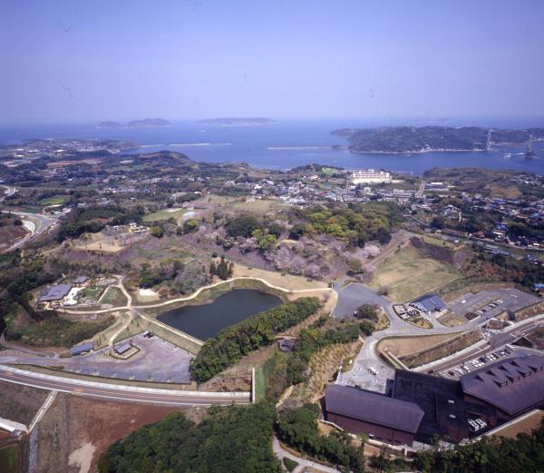 名護屋城跡と博物館(佐賀県立名護屋城博物館提供)