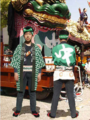 2番曳山、中町「青獅子」の正装(左)。
肉襦袢(右)も法被も青獅子の色である