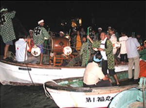 本番用法被を羽織って囃子を競る
2番曳山、中町「青獅子」の幕洗い行事