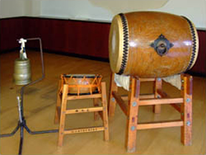 左から証(かね)、しめ太鼓、大太鼓