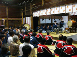 初くんちで囃子を奉納する12番曳山(ひきヤマ)京町の曳子集