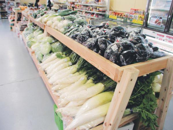 新鮮野菜な朝採り野菜の並ぶ直売所。